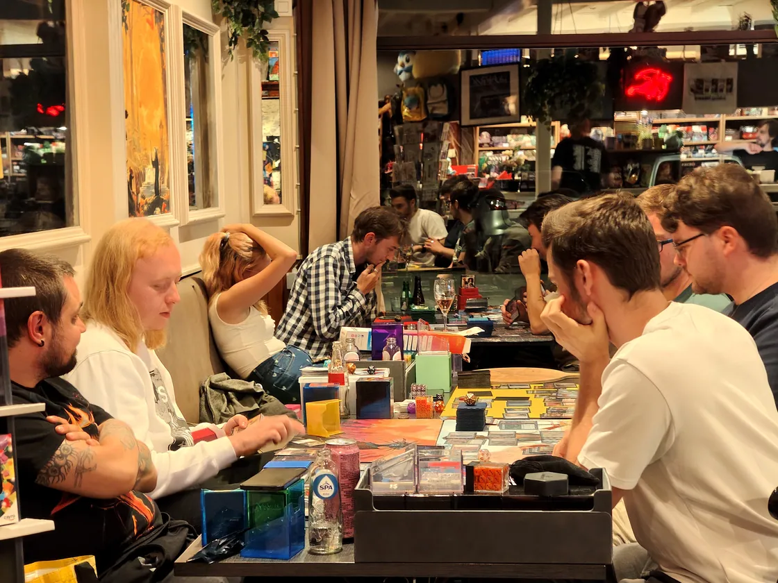 Spelers aan de kaarttafels bij Manticore