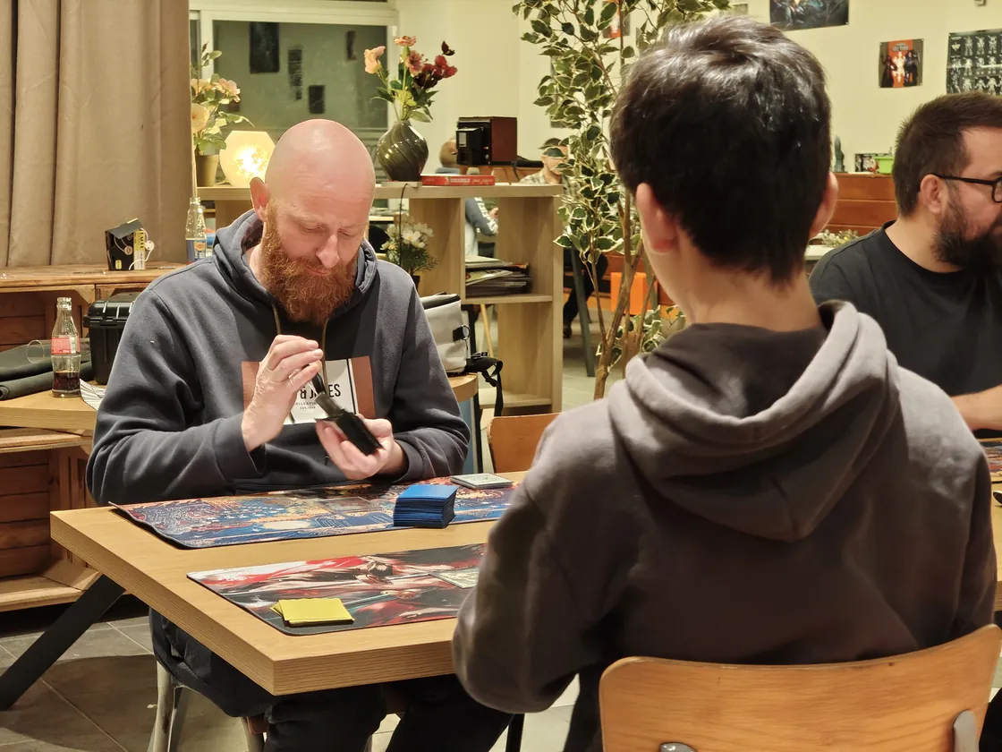 Spelers met hun kaarten aan tafel