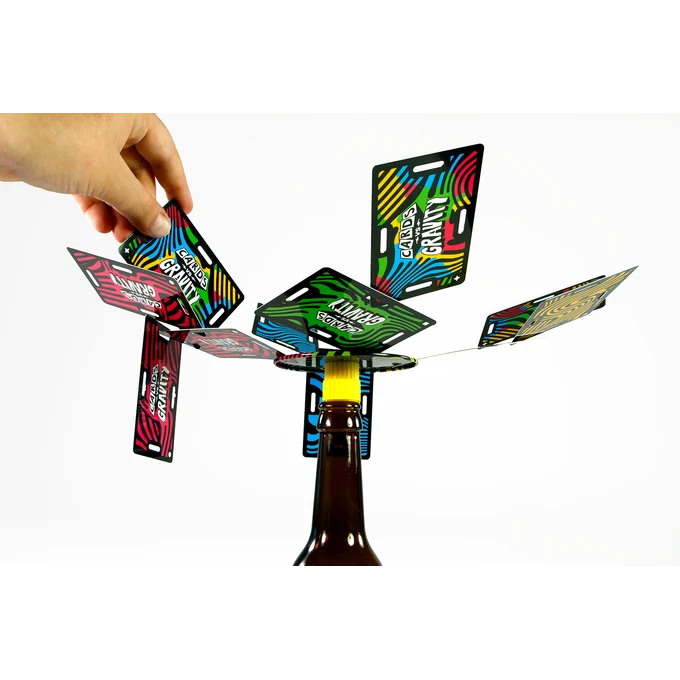 Cards vs Gravity (NL) — opgebouwde kaarten op een fles